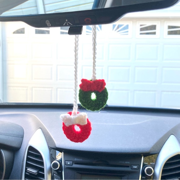 NEW Crochet Green Red & White Holiday Christmas Wreath Car Mirror Accessory - Picture 3 of 3